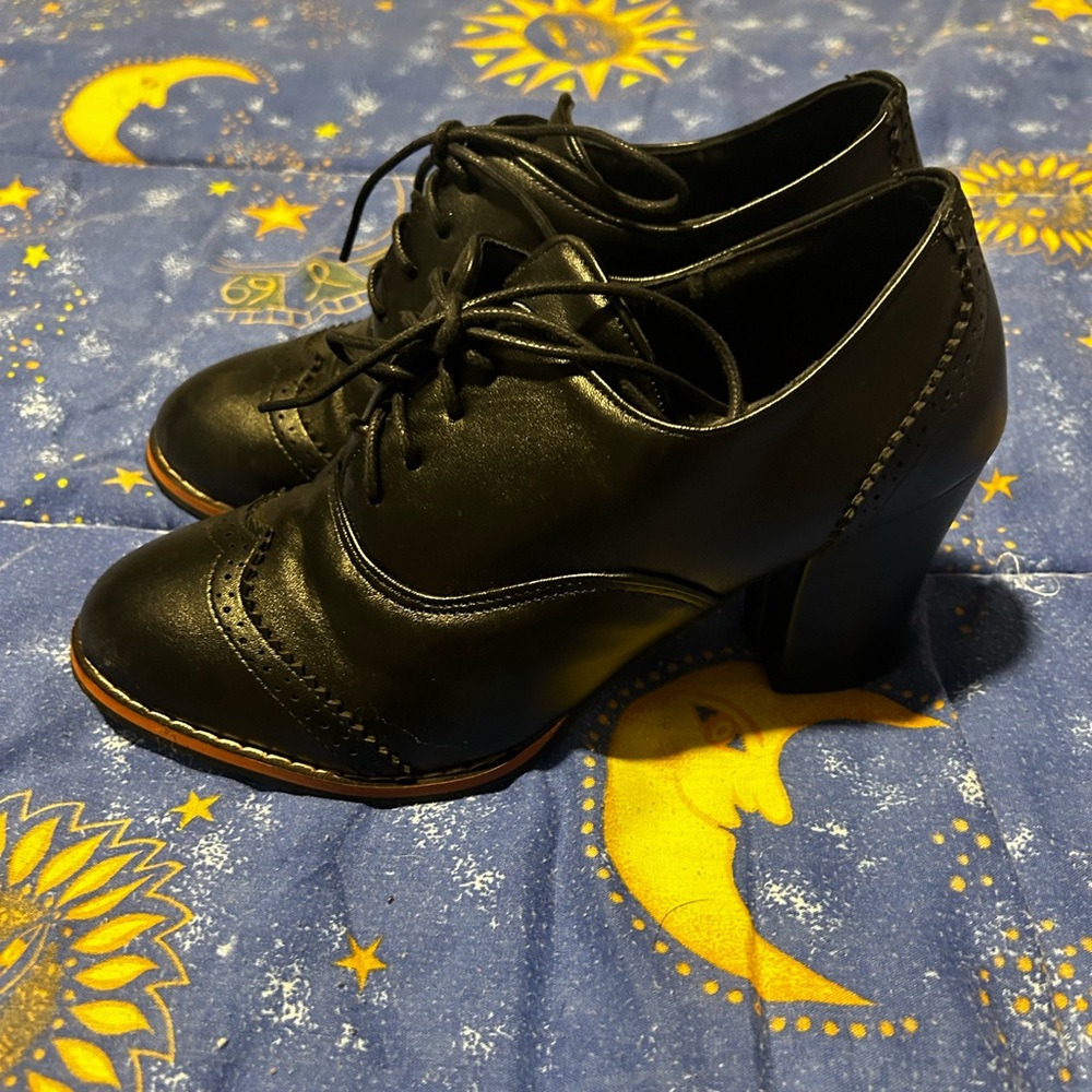 Women’s Oxford Heels - Picture 2 of 4